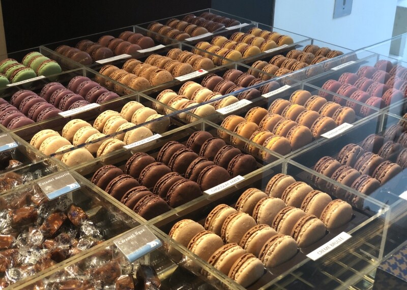 エントランス近くに整然と並ぶマカロン