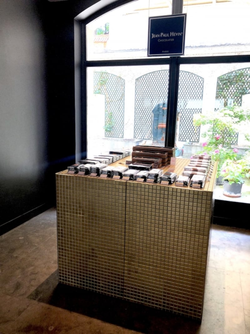 マットなゴールドのタイル