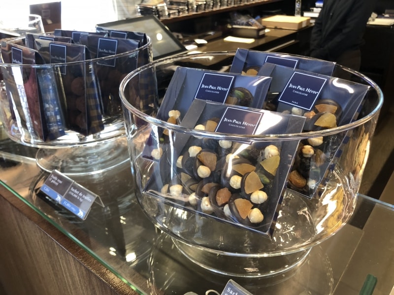 ガラスボウルに入ったショコラたち