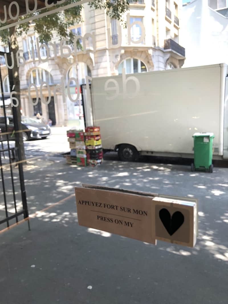 扉にも遊び心が!