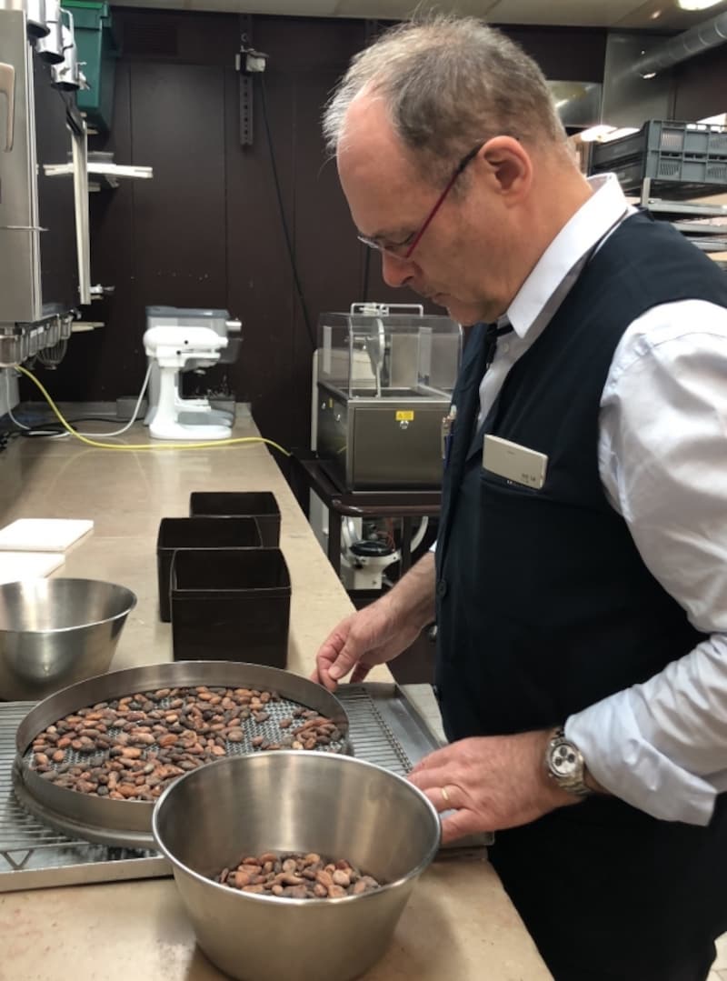 カカオ豆をご自身でチェックするジャン=ポール・エヴァンシェフ