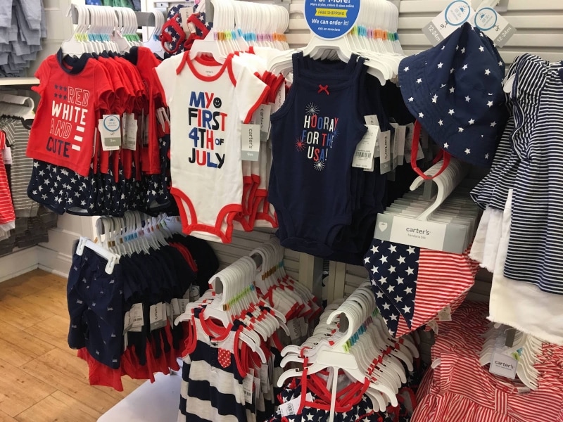 子供用から大人用まで国旗色の服も売られている！