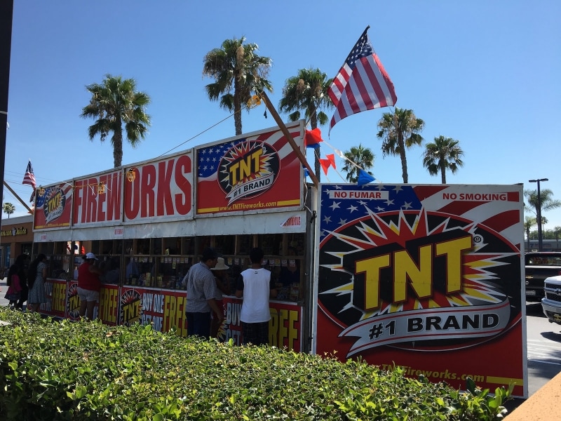 インディペンデンスデイの前になると街のいたるところで見かける花火販売店