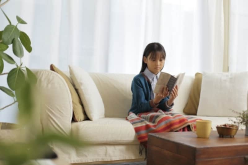 読書感想文の題材として人気のある伝記や名作などに縛られず、子供が好きなテーマの本を選べるよう親はサポートを