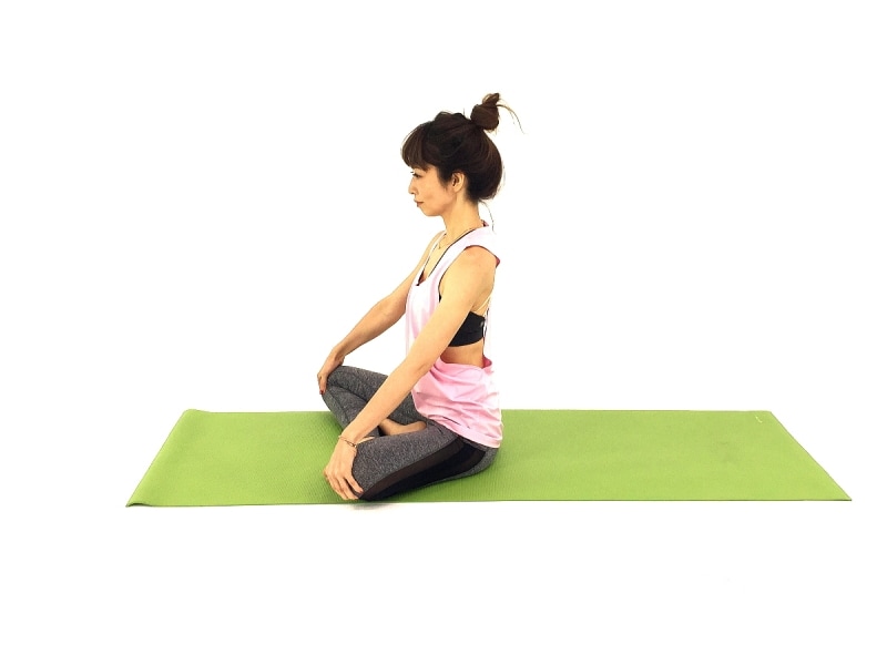 背中スッキリ僧帽筋ストレッチ1undefined背骨を伸ばし両手は膝におきます。