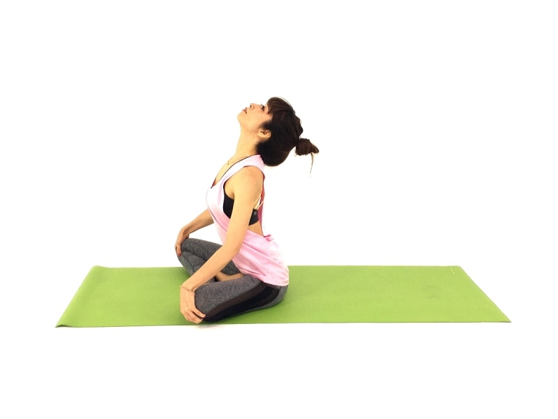 背中スッキリ僧帽筋ストレッチ2undefined息を吸いながら、目線を上に向けながら、お腹・胸を伸ばします