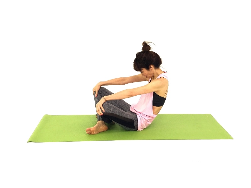 背中スッキリ僧帽筋ストレッチ3undefined息を吐きながら、目線をおへそに向けて、腰から首の後ろを伸ばします