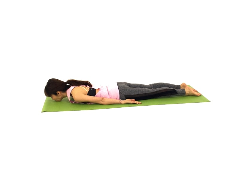 バストアップ僧帽筋ストレッチ1undefinedうつ伏せになります