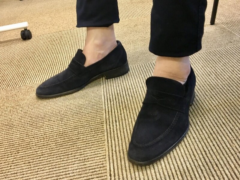 ネイビーのスエード靴を合わせたネイビーチノパン。足首をだすことで垢抜けた雰囲気を演出。