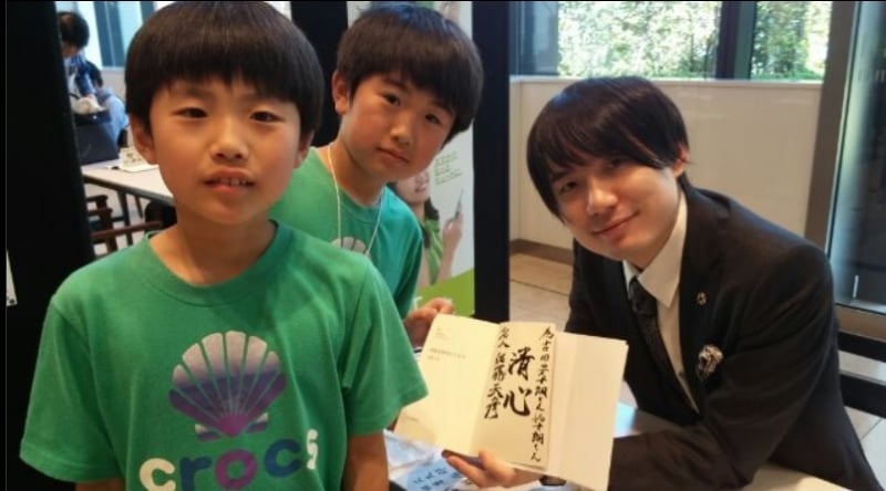 普及に務める名人/ガイド主宰教室の子ども達と