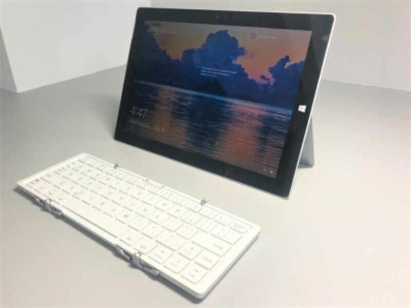 約26x18cmのタブレットに接続するとこんな感じ