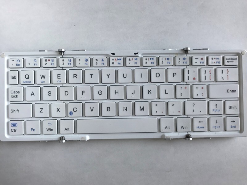 シンプルなキーボードですが、コンパクトに畳めるので持ち運びに便利！