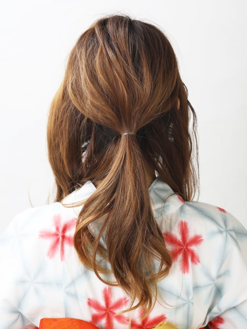 顔まわりと耳後ろ以外の髪を結ぶ