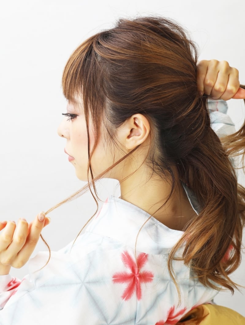 こめかみから盆の窪までの髪を取る