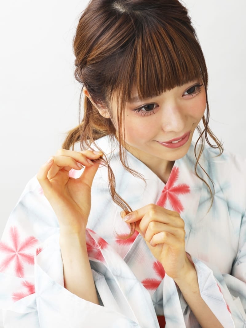 後れ毛にヘアオイルをつける