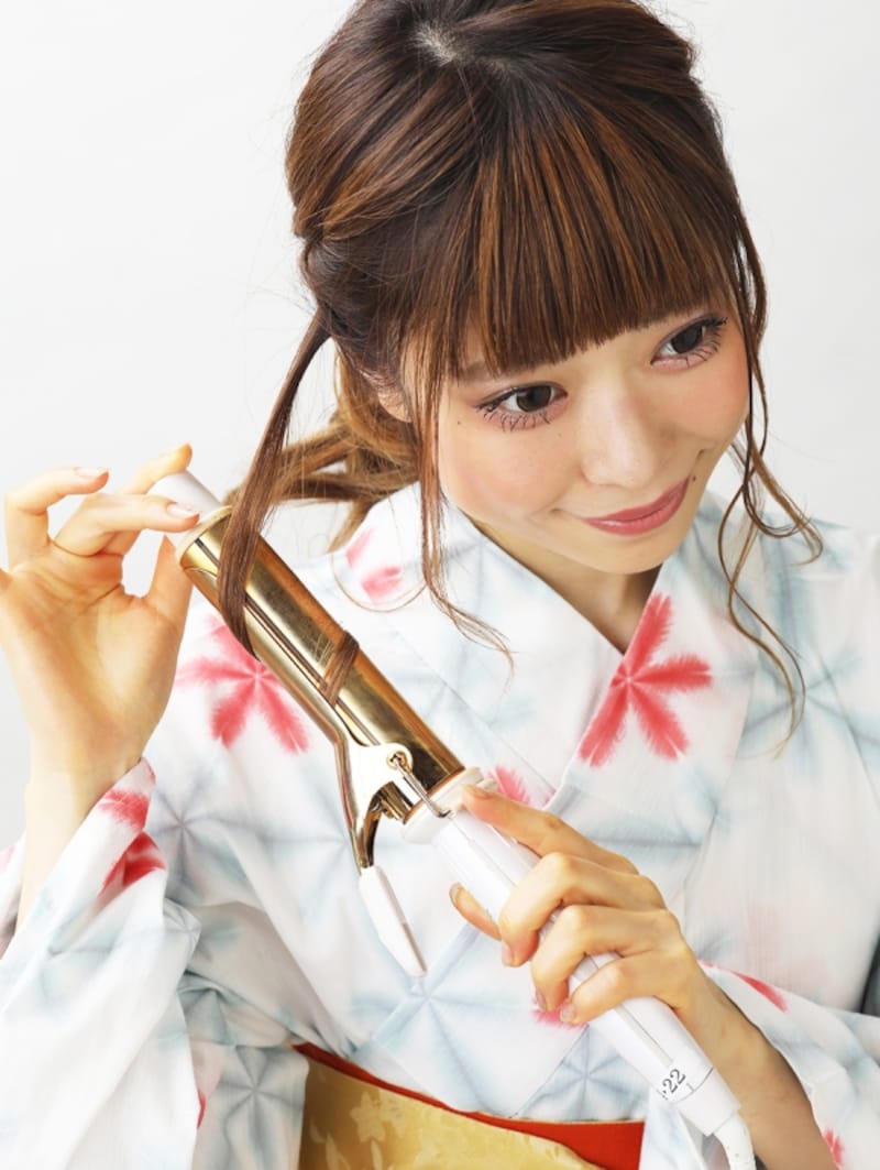 後れ毛をコテで巻く