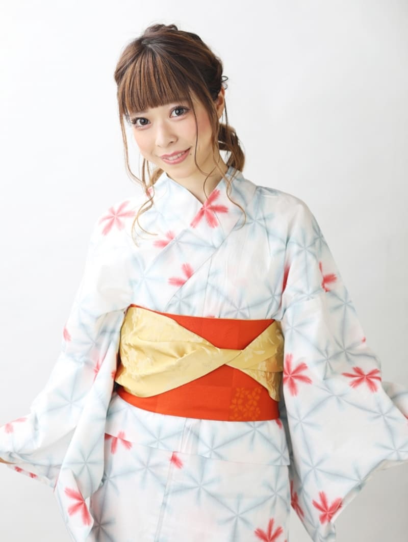 撫子柄の浴衣に鮮やかなオレンジの帯がマッチ