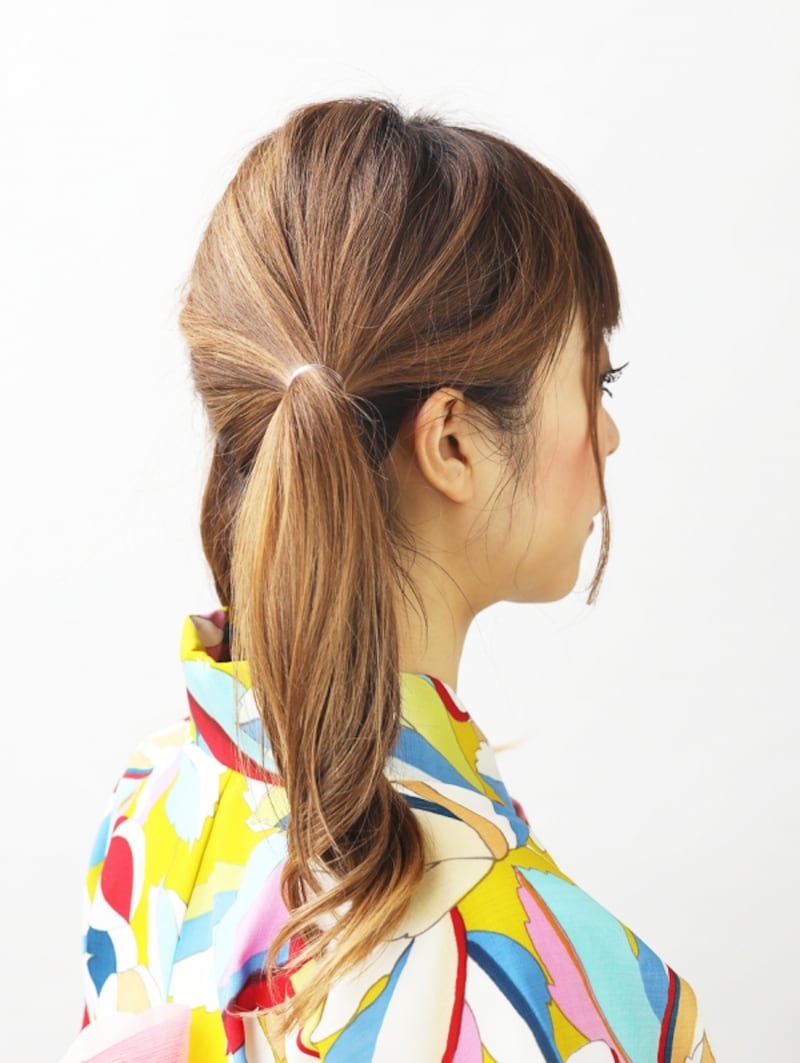 右耳の上で髪を結ぶ