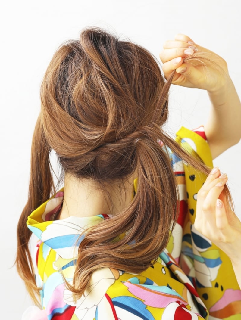 襟足の髪をねじってとめる