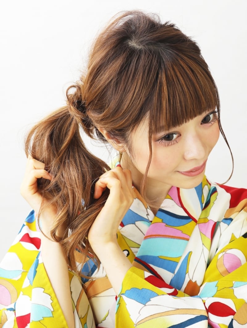 サイドポニーテールの毛束をほぐす