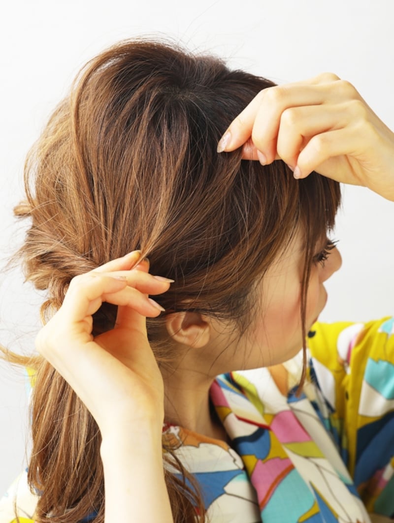 髪をつまみ全体バランスを整える