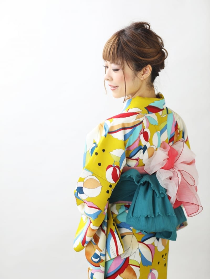 鮮やかな浴衣と2色の兵児帯を合わせて元気よく!