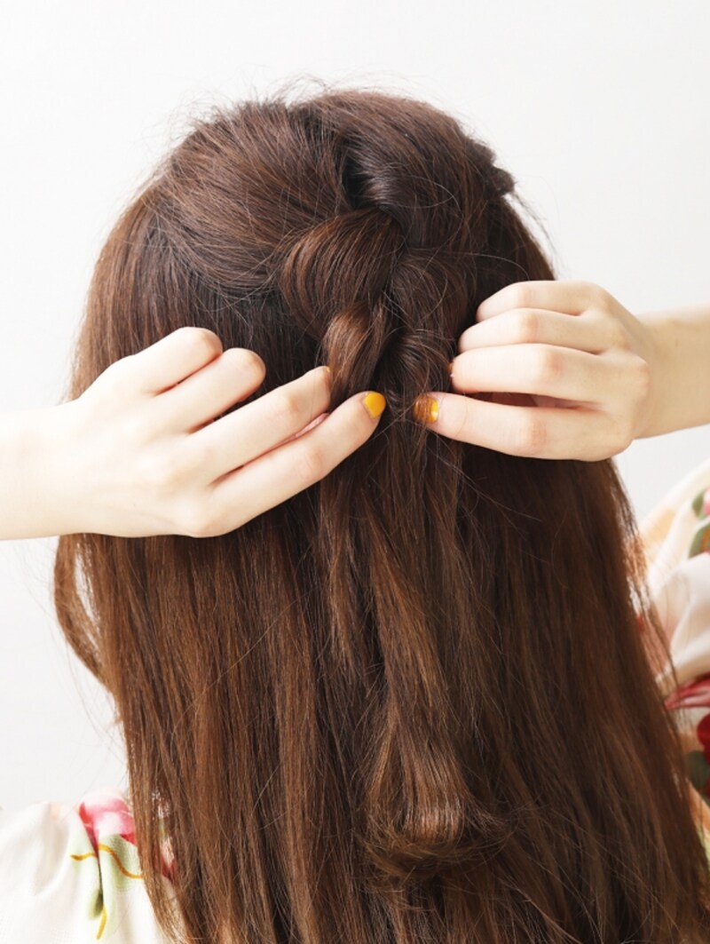 トップからV字に髪を取り、三つ編みにする