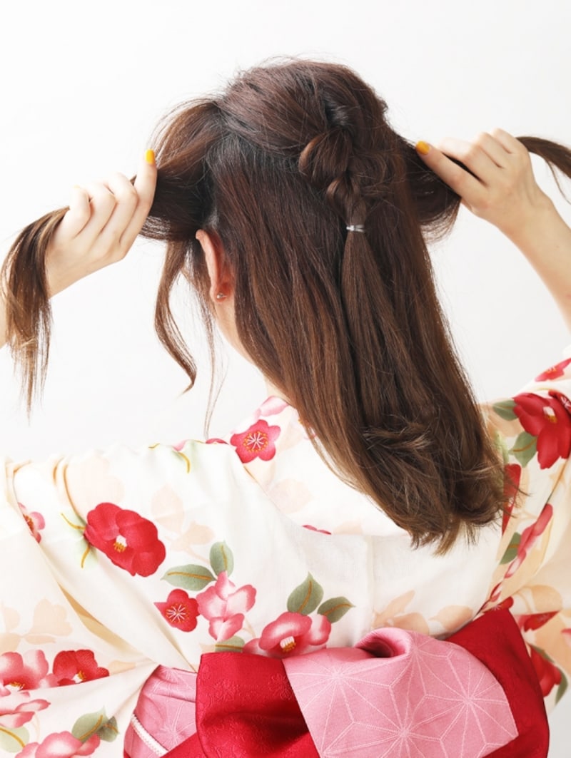 両サイドの髪を取る