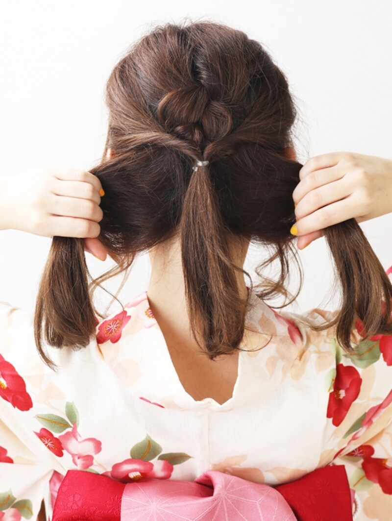 残りの髪を左右に分ける