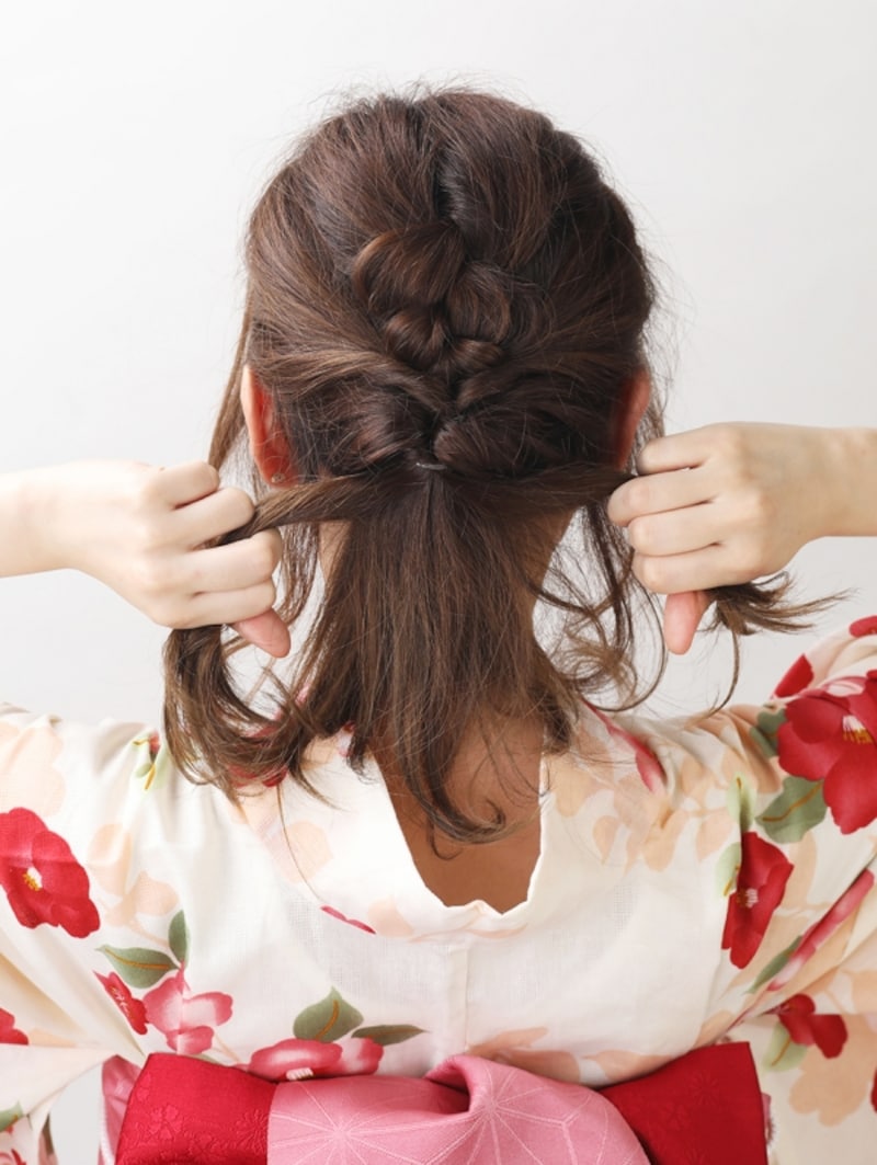 左右の髪をくるりんぱして結び目をしぼる