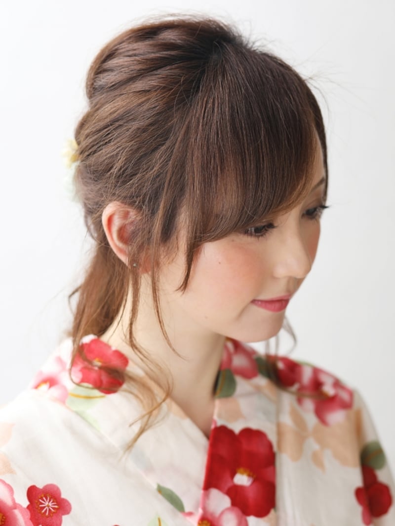 耳前と耳後ろに後れ毛を残す