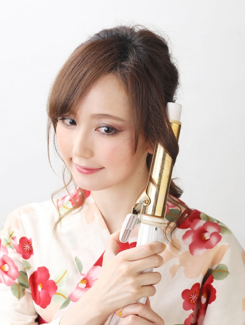 顔まわりの髪をコテで巻く