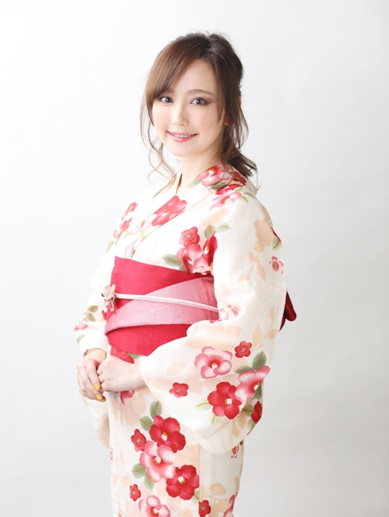 白地の浴衣に赤の帯は王道のスタイル
