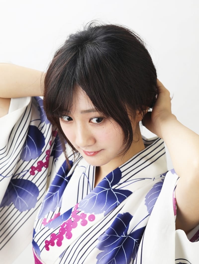 髪にヘアオイルをつける