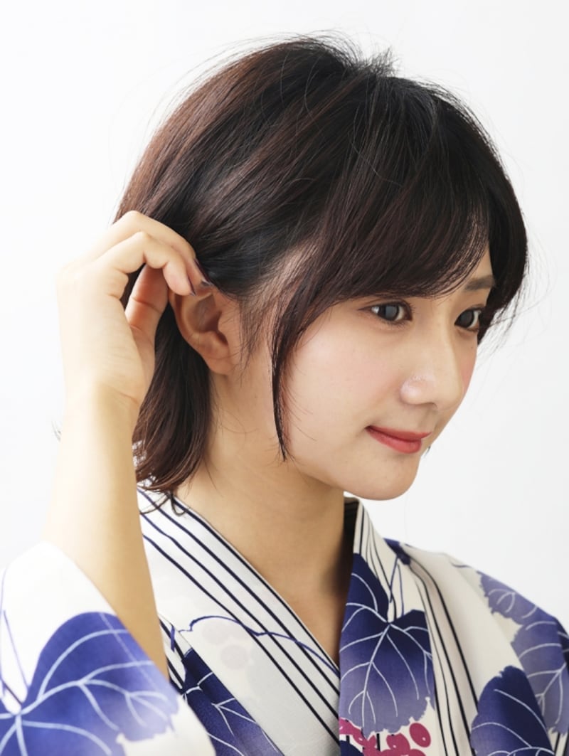 サイドの髪を耳にかける