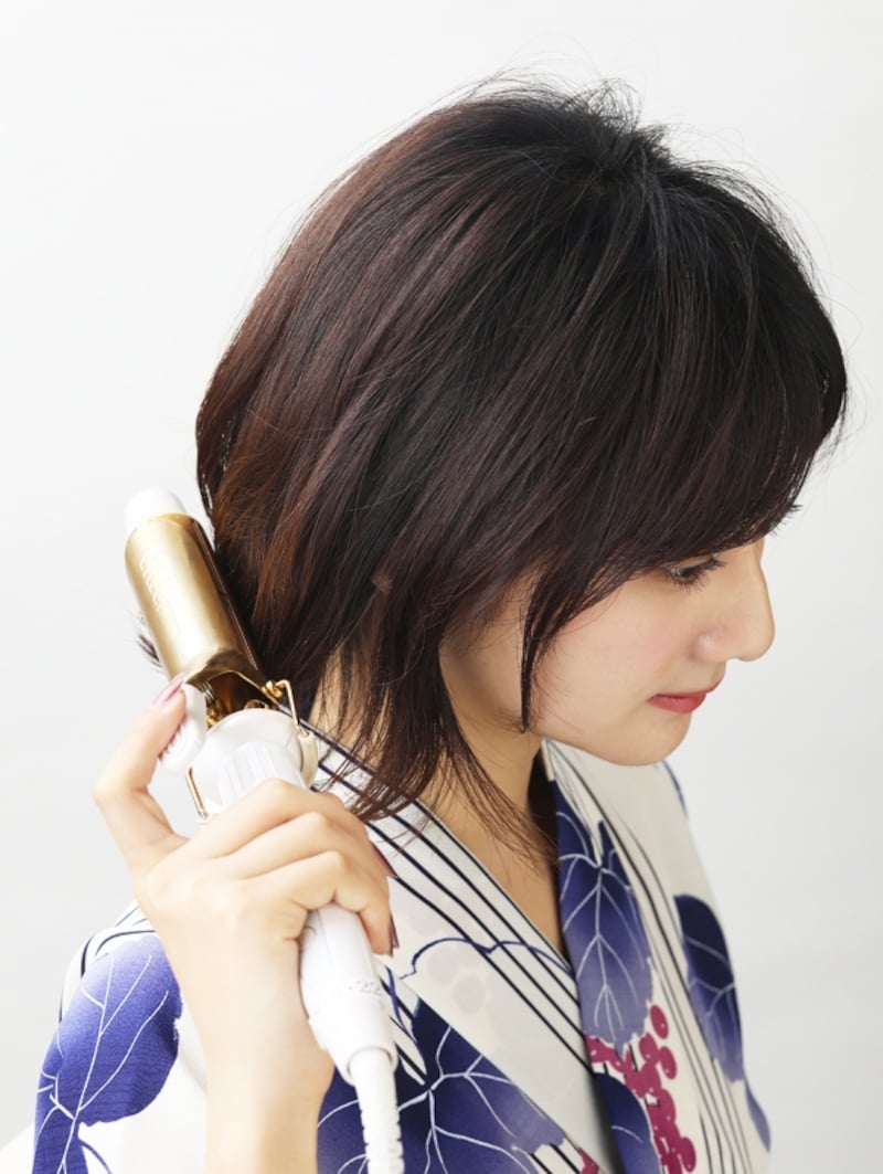 襟足をコテで外ハネに巻く