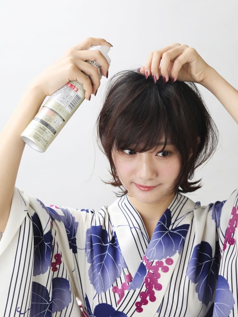 トップの髪をスプレーでキープ