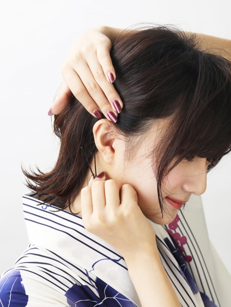 襟足の髪をピンで固定する