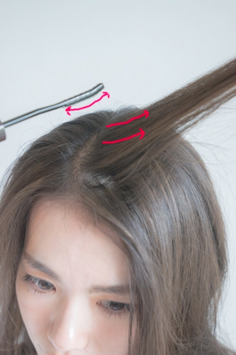 頭皮に対して90°に髪を持ち上げる
