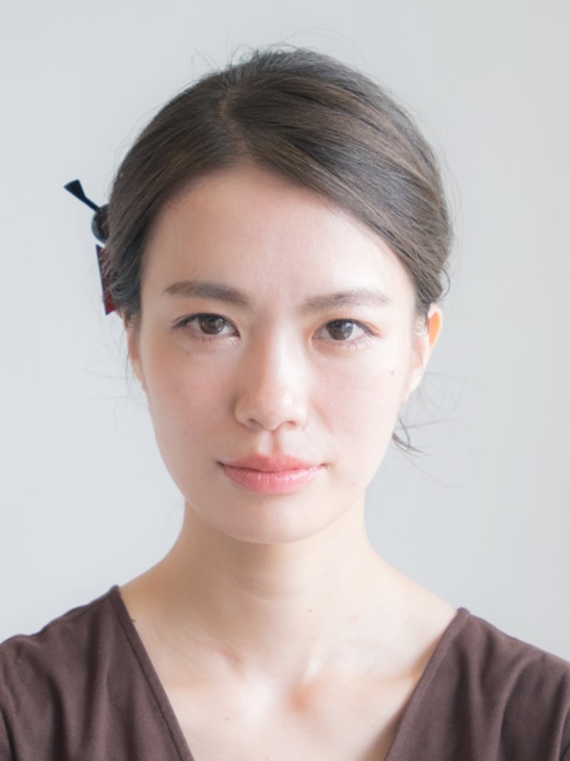 鏡を見ながら髪飾りの位置をチェック