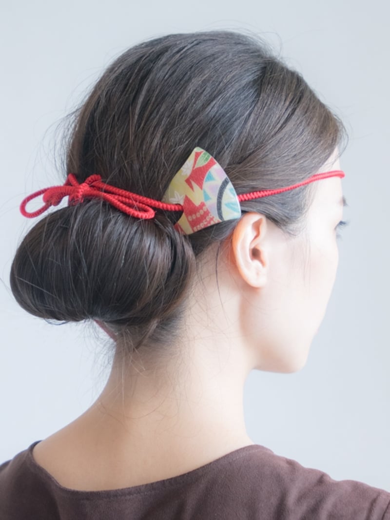 紐を結んでからかんざしを挿したお祭りヘア