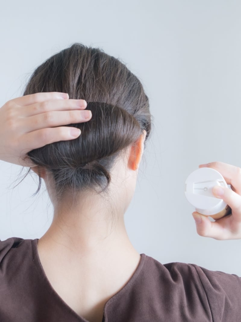 片手で押さえながらスプレーをかける