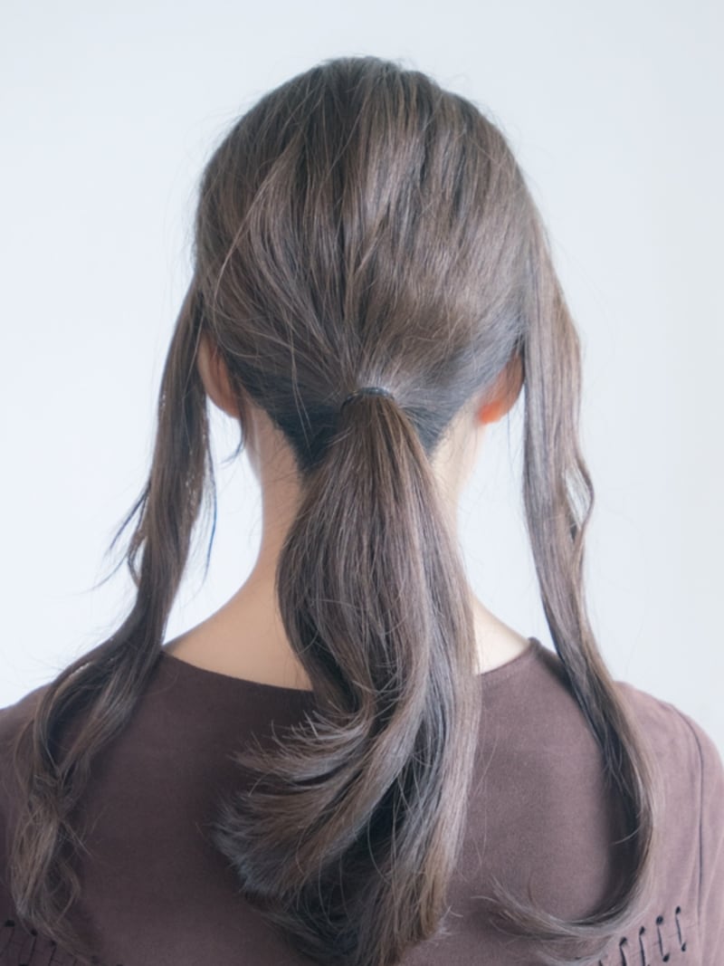 両サイドを残し、ひとつ結びにする