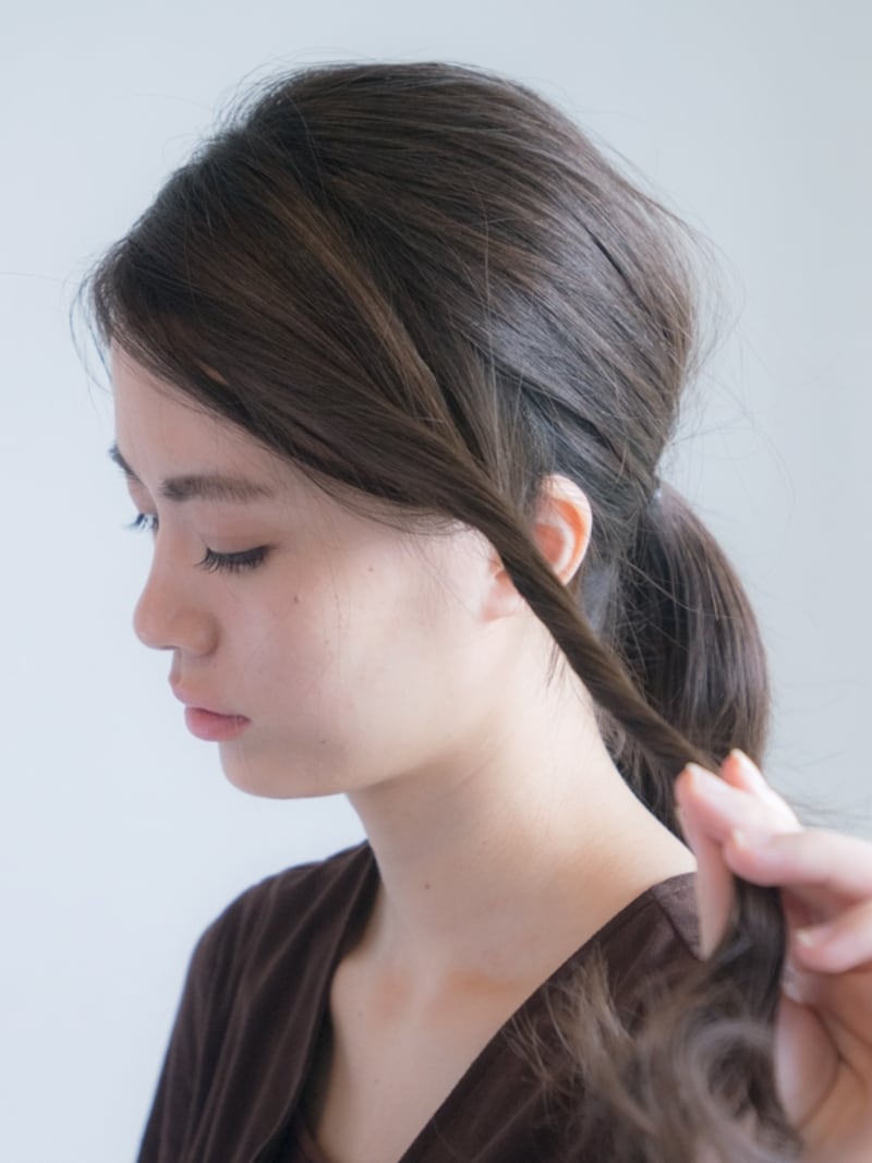 前髪からサイドの毛をきつめにねじる