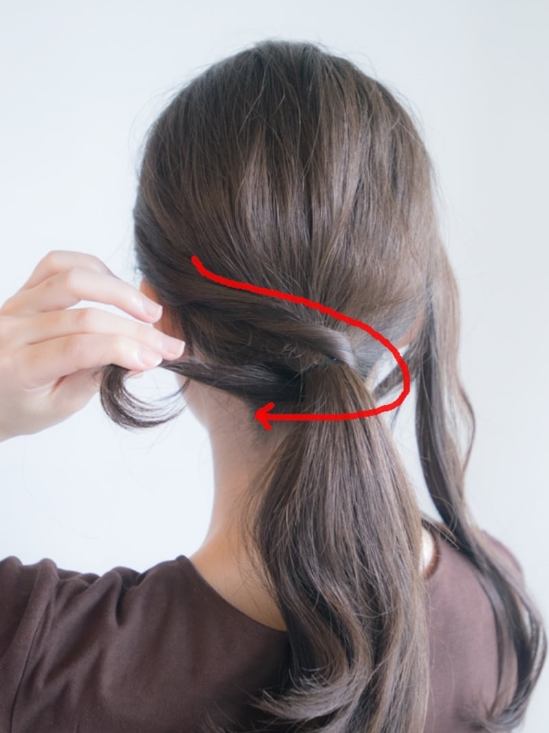 ねじった毛束を結び目に巻きつける