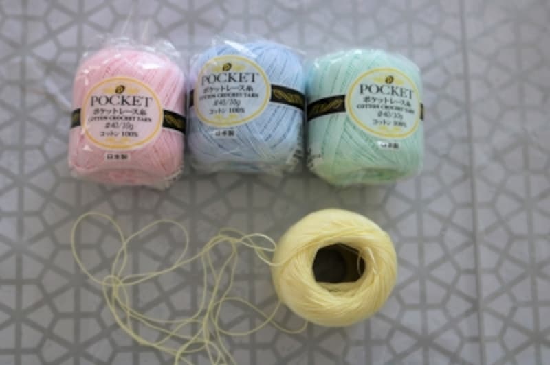 手作りガーランドの星を巻く4色のレース糸