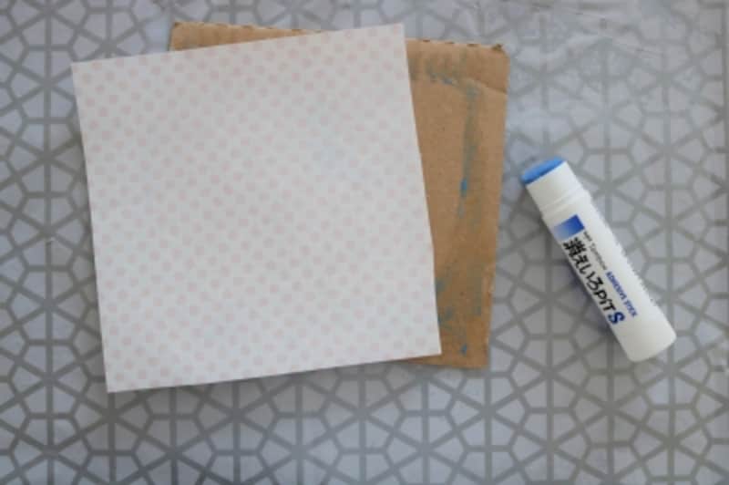 星の型にする段ボールに折り紙を貼ります。