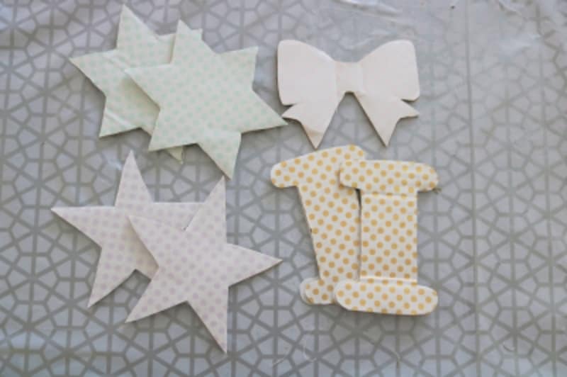 段ボールで作った星やリボンなどガーランドの飾りは七夕やクリスマスにぴったり。