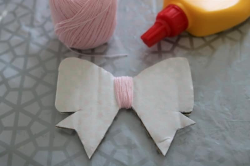 星手作りガーランド！巻き終わりも木工用ボンドで糸を留めます。