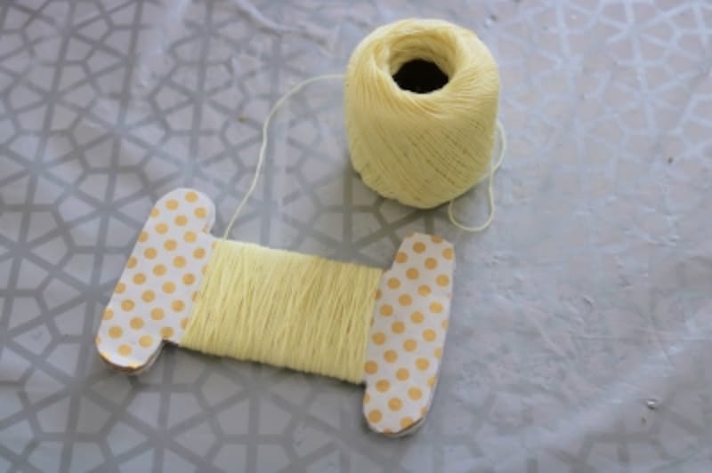 糸巻に糸を巻き木工用ボンドで糸を留めます。